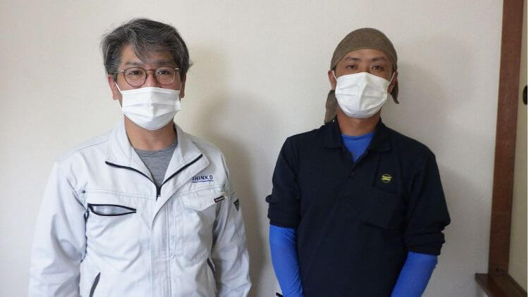 株式会社真幸土木の江藤工事次長（左）と佐々木建設の熟練グレーダーオペレータ堀内さん（右）