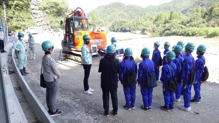 地元中学1ICT技術の説明を行う森下社長(左)と青木土木部長(右)