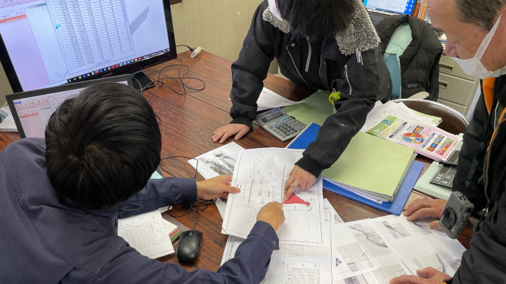 現場事務所にてBIM/CIMデータ作成の打合せの様子