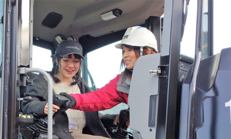 ICT建機を体験するやまと ほなみさん