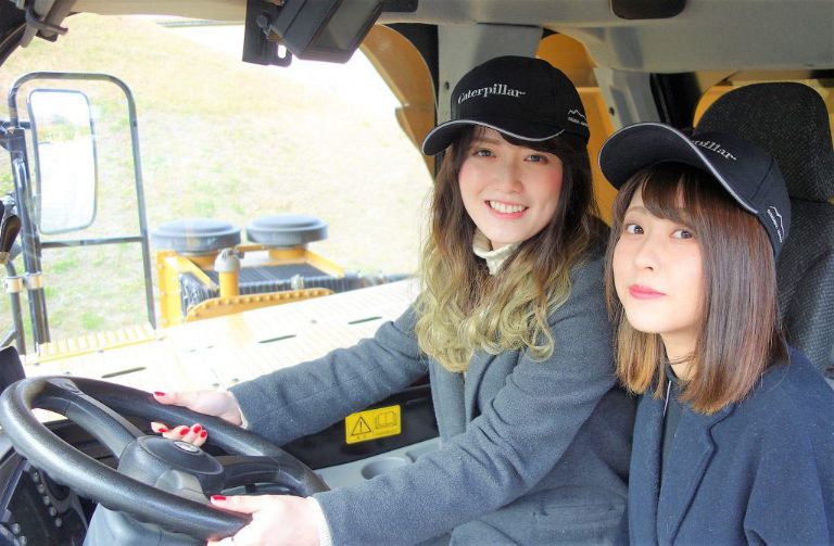 ICT建機を体験するRenさんと津曲瑞穂さん