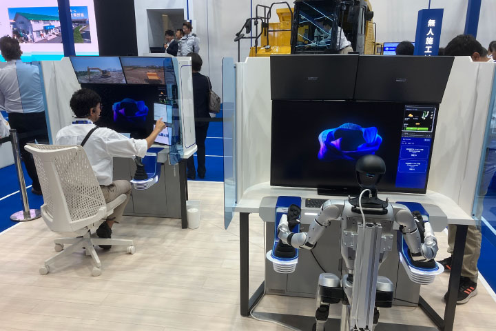 EARTHBRAIN（遠隔化施工デモンストレーション）