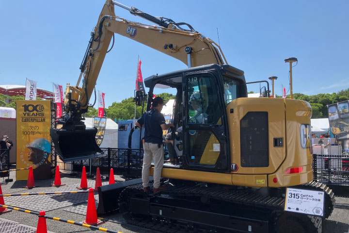 日本キャタピラー（チルトローテーター対応建機）