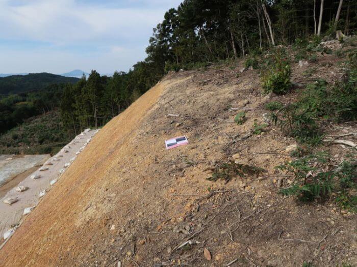 ドローン（UAV）起工測量のための対空標識設置の様子